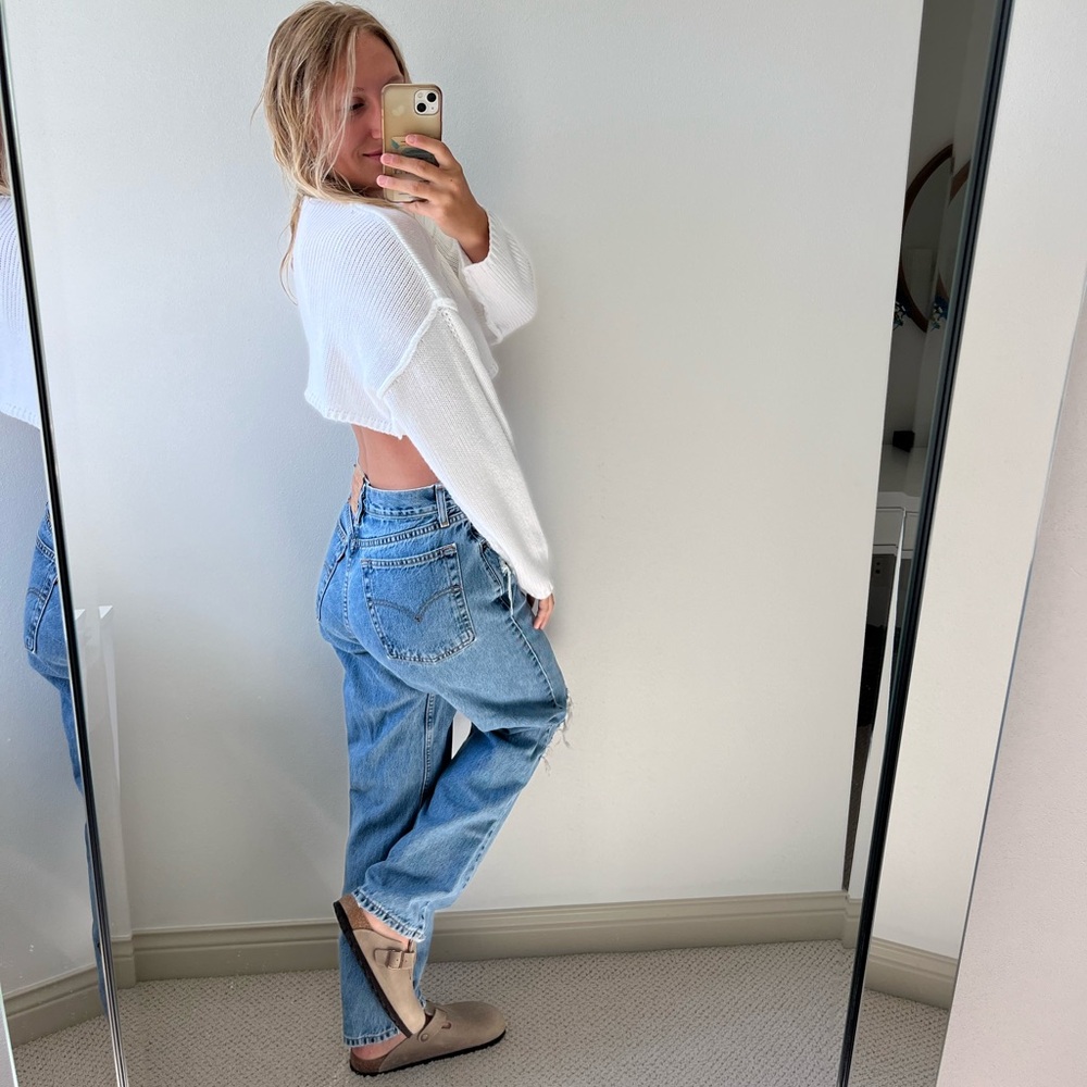 Vintage levi 560 (waist - 27-28”, hips - 40”, rise- 11”, inseam- 28.5”)